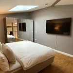 Grosses Fuer Business, Family & Friends Apartman
